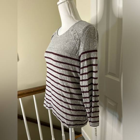 Market and Spruce Gloria Long Sleeve Hacci Button Detail Top - Picture 11 of 12